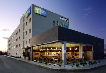 Holiday Inn Express M  laga Airport, an IHG Hotel allows 18 year olds to book a room