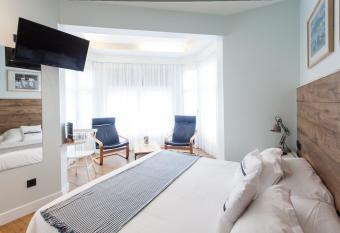 Aldamar has Balcony rooms