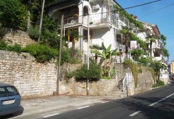 Apartments Edi has Smoking/Balcony rooms