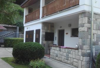 Pereszl  nyi Vend  gh  z allows 18 year olds to book a room