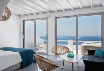 Kouros Hotel & Suites has rooms with a private hot tub