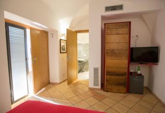 Palazzo Tronconi has rooms with a private hot tub