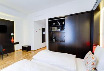 sevenDays Hotel BoardingHouse allows 18 year olds to book a room