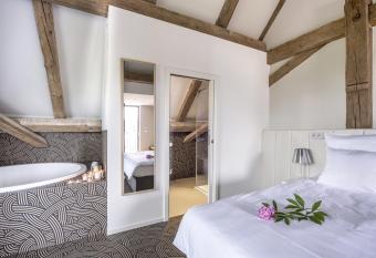 Yard Resort has rooms with a private hot tub