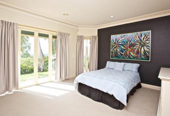 Tranquil Garden Hideaway allows 18 year olds to book a room