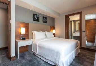 Bof Hotels Business has rooms with a private hot tub