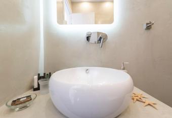 Bella Santorini has rooms with a private hot tub