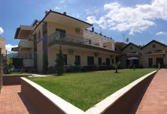 Palmyra Studios has Balcony rooms