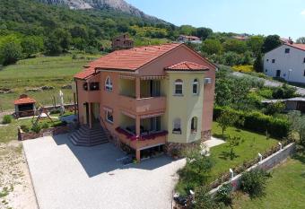 Apartment Medved has Balcony rooms