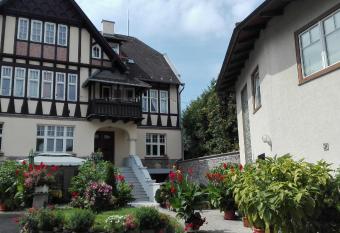 Haus zu den Zwei Eichen allows 18 year olds to book a room