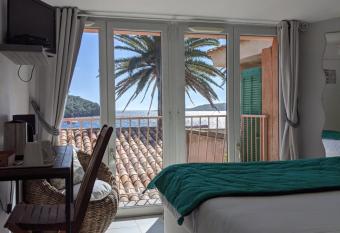 Hostellerie Provencale has Balcony rooms