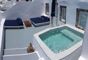 Altana Cliffside Villas has rooms with a private hot tub