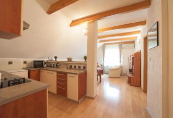 Guest House Bruna has Balcony rooms