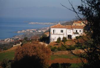 Villa Cirimarco has Balcony rooms