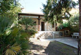 La Bigoti  re avec clim et jardin has Balcony rooms