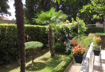 Garden Apartment has Smoking/Balcony rooms