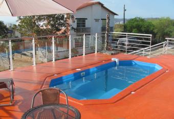 Casa de Campo La ReVista Con Piscina Privada has rooms with a private hot tub