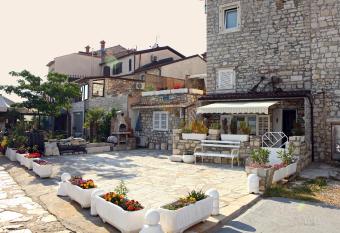 Lovely Apartment ES has Balcony rooms