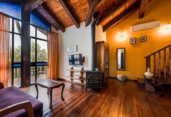 Suzanna in Odem allows 18 year olds to book a room