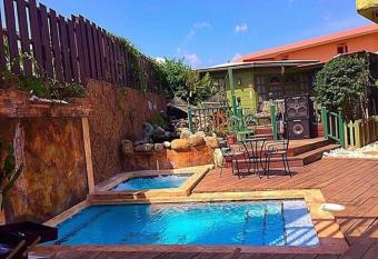 One32 Guest House has rooms with a private hot tub