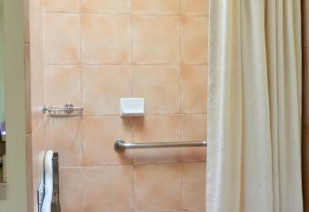 Cottage Grove Inn has rooms with a private hot tub