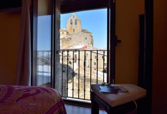 Ruta del Tiempo has rooms with a private hot tub