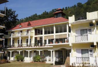 Riverside Resorts has Smoking/Balcony rooms