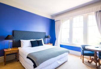 Grande Vue has rooms with a private hot tub