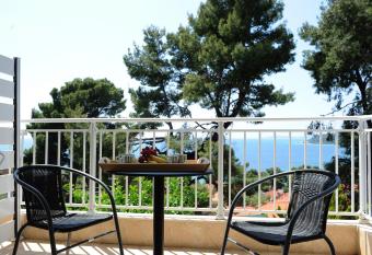 Rodon Loutra has Balcony rooms