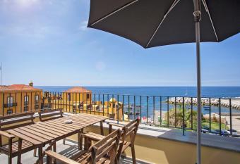 Zona Velha Apartments by An Island Apart allows 18 year olds to book a room