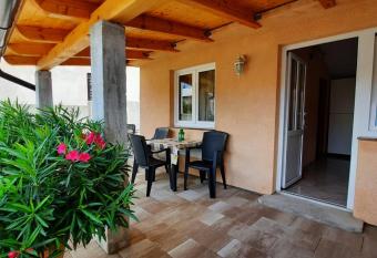 Lana 1 allows 18 year olds to book a room