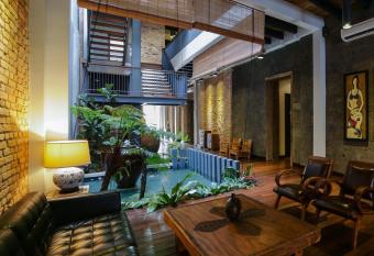 1825 Gallery Hotel allows 18 year olds to book a room