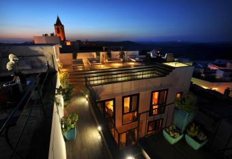 Hotel Boutique V allows 18 year olds to book a room