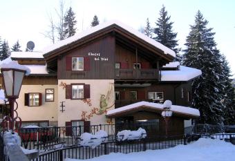 Chalet dei Pini has Balcony rooms