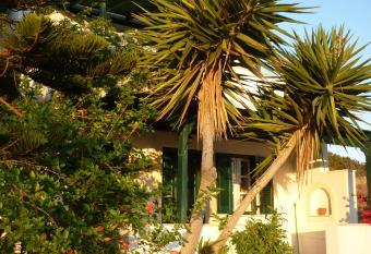 Manolis Farm Guest House has Balcony rooms