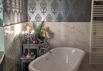   sa Begov Hamam Hotel has rooms with a private hot tub