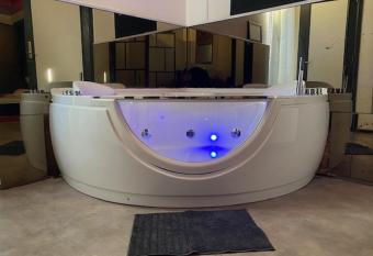 Le V  nitien has rooms with a private hot tub