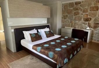 Quinta de VillaSete has rooms with a private hot tub