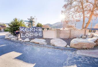 The Kern Lodge has Balcony rooms