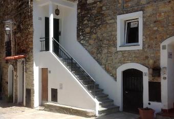 Antica Casa in Pietra allows 18 year olds to book a room