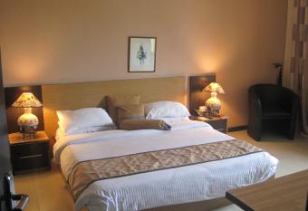 Axari Hotel has rooms with a private hot tub