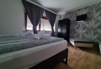 Ferienwohnung Schwetzingen allows 18 year olds to book a room