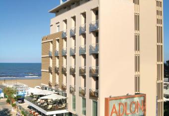 Hotel Adlon - FRONTE MARE allows 18 year olds to book a room