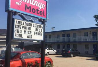 Flamingo Motel has Balcony rooms