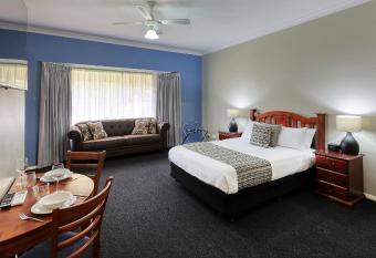 Castlereagh Lodge Motel allows 18 year olds to book a room