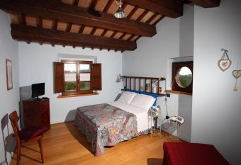 Il Casalino has rooms with a private hot tub