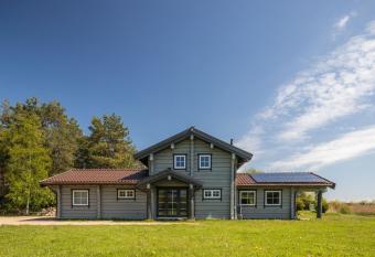 Vila Ambasada has rooms with a private hot tub