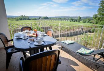 La R  sidence du Ch  teau de Jouarres allows 18 year olds to book a room