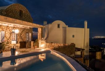 Red Cliff Villa has rooms with a private hot tub