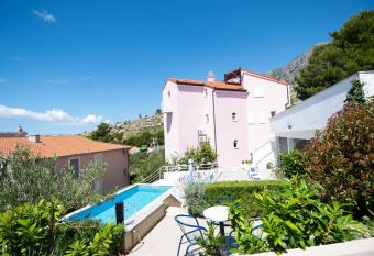 Apartments Peric has Balcony rooms